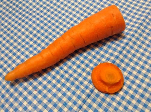 Из верхушки моркови вырежьте шляпку 