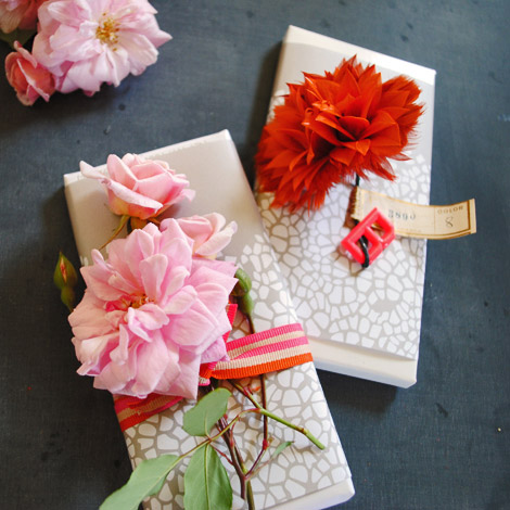 как упаковать подарок красиво и креативно: добавьте живой цветок