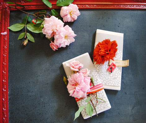 как упаковать подарок красиво и креативно: добавьте живой цветок