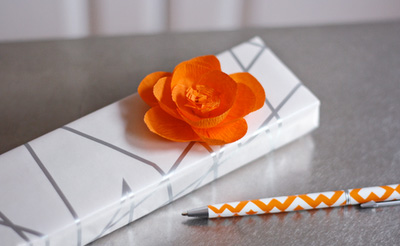 идея для упаковки подарка: украшение из бумажного цветка