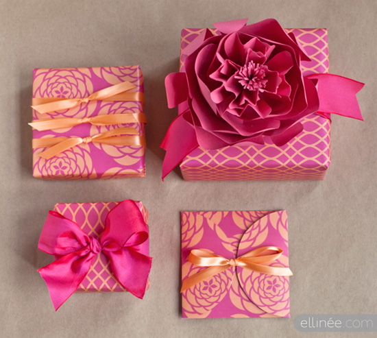 как упаковать подарок своими руками пример с бантиками и бумажным цветком