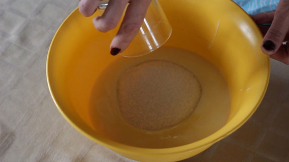 В растопленный маргарин добавляем сахар и... Песочная корзинка с фруктами: пошаговый фото-рецепт