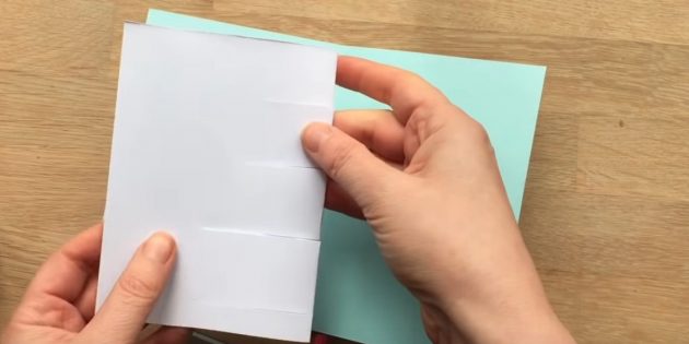 Сделайте четыре надреза на белом листе