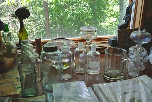 Композиции из стеклянных бутылок в интерьере, фото № 13