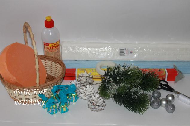 Новогодняя корзинка с подснежниками и конфетами, фото № 1
