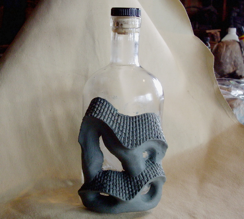 Декорируем бутылку с помощью кожи и керамики, фото № 8