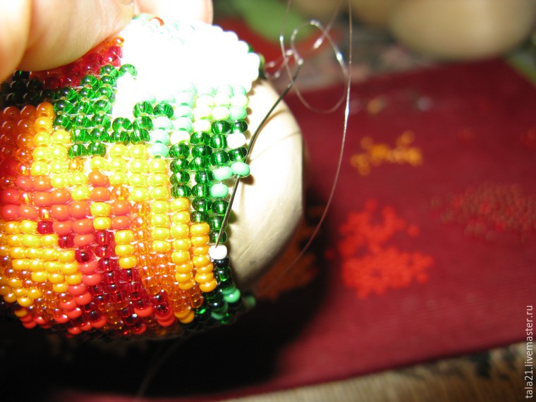 Плетение пасхального яйца из бисера в технике «бисерное ткачество», фото № 15