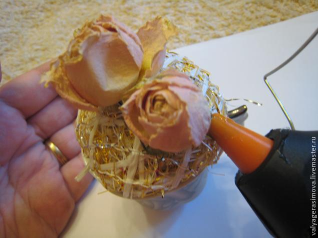 Букет из роз в кофейной чашке, или Как сделать милый сувенир, фото № 9