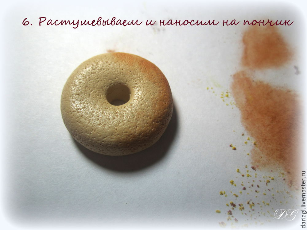 Делаем пончик с кусочками фруктов из полимерной глины, фото № 9