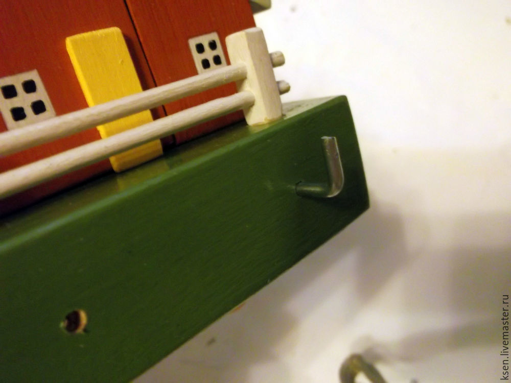 Как сделать уютную настенную ключницу в виде домика, фото № 48