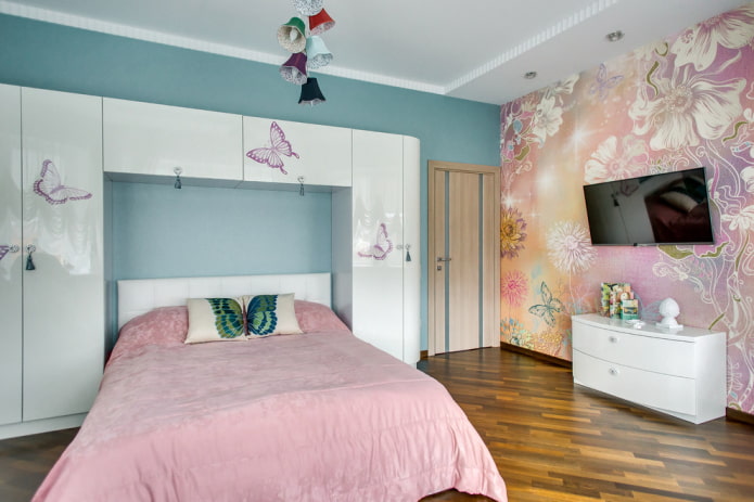 подростковая кровать с покрывалом в комнате для девочки