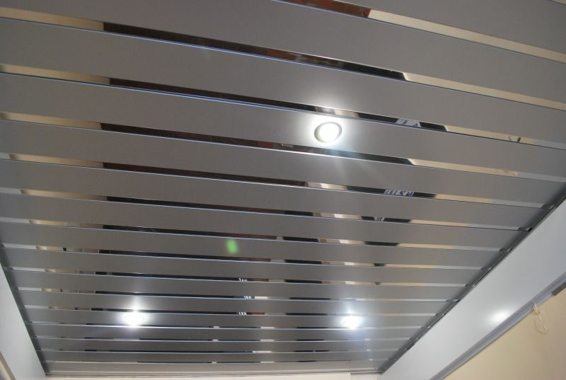 Подвесной потолок из алюминиевых реек