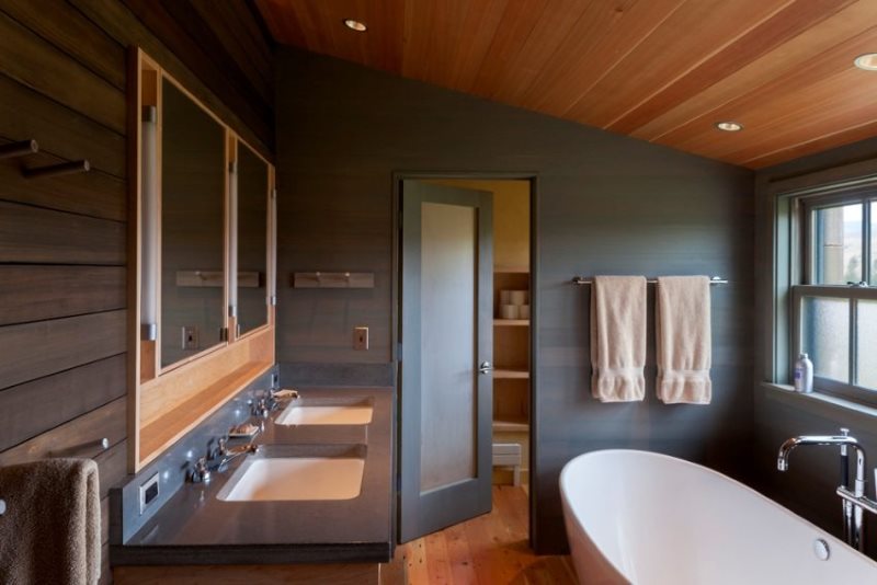 Деревянный реечный потолок в ванной частного дома