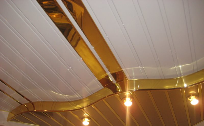 Двухуровневый реечный потолок в ванной комнате