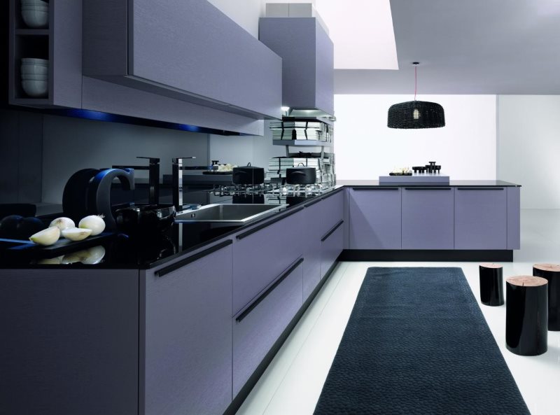 Темно-синий коврик на кухне с гладкими фасадами
