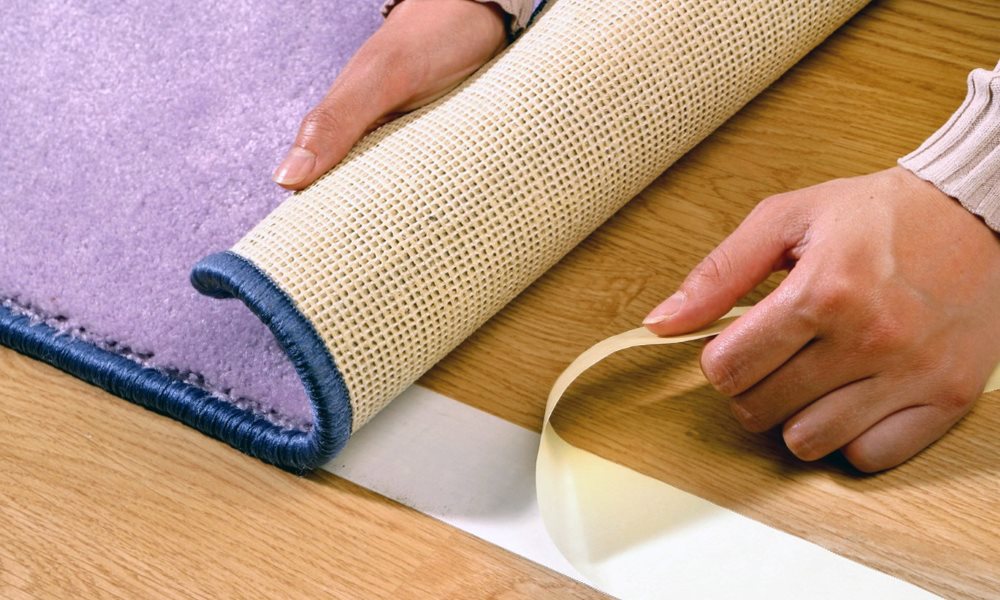 Закрепление кухонного коврика скотчем своими руками