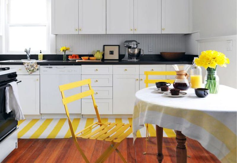 Желто-белый коврик в качестве акцента на кухне