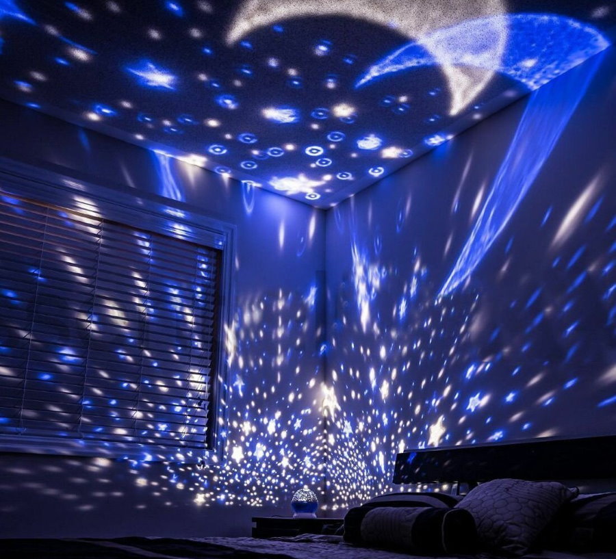 Проекция звездного неба на потолке детской спальни