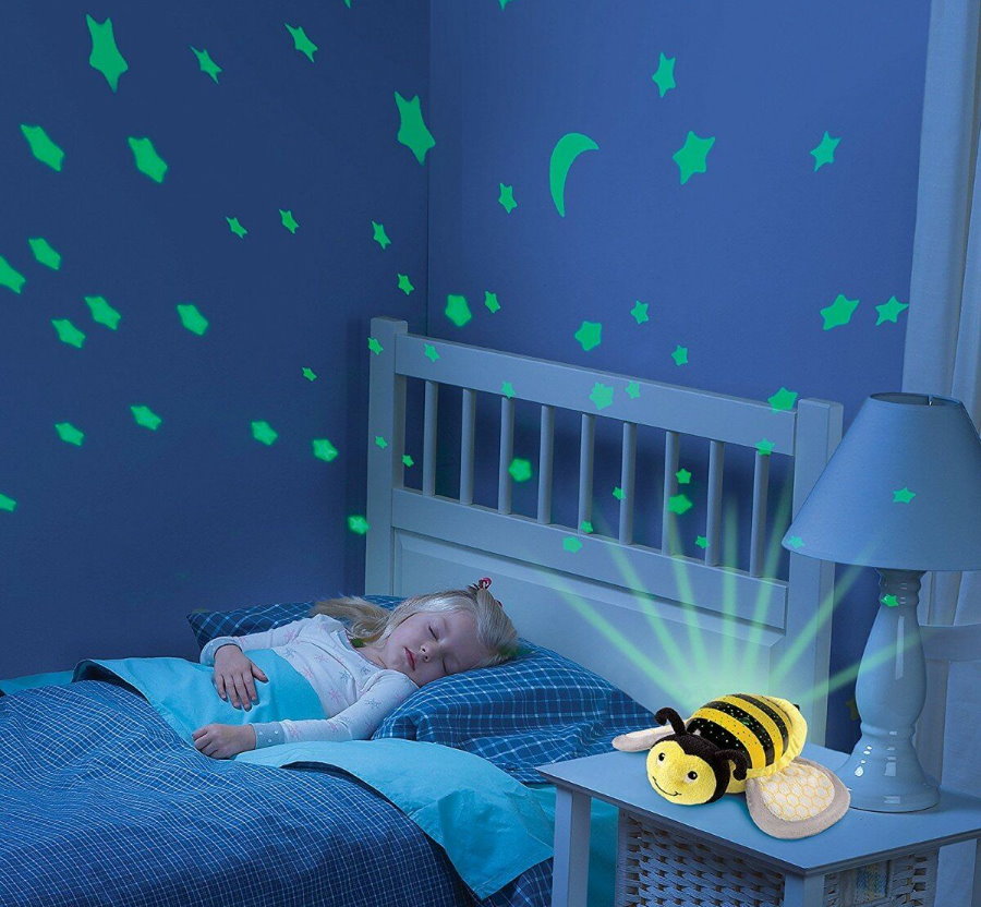 Спящий ребенок в комнате с ночником-проектором