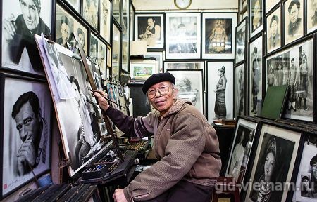 Вьетнамский художник за работой