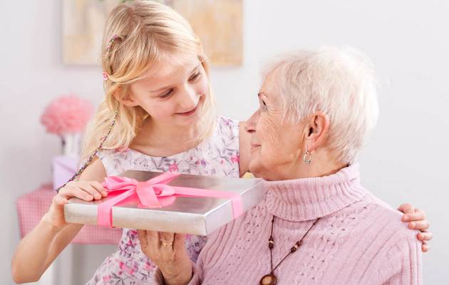 Что можно подарить бабушке на 60 лет?
