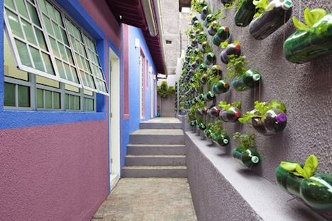 вертикальный подвесной сад из пластиковых бутылок
