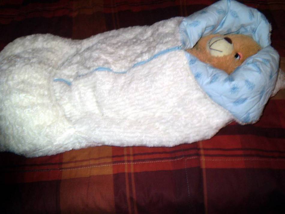 Пошитый своими руками теплый конверт-одеяло для мальчика.