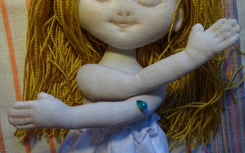 Руки у текстильной куклы