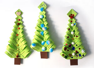 Для создания новогодней объемной елочки Вам будет необходимо следующее: лист цветной бумаги зеленого цвета, клей карандаш, ножницы