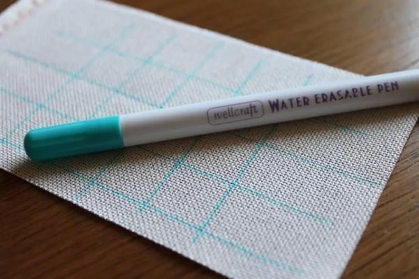 Маркер служит для разметки канвы: не рекомендуется  использовать для работы ручку или карандаш
