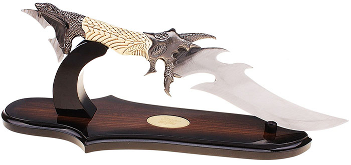 Интересный вариант держателя для хранения охотничьих ножей и кинжалов