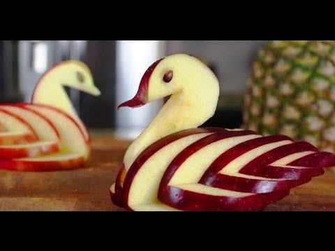 Эстетическое развитие: Как вырезать лебедя из яблока 