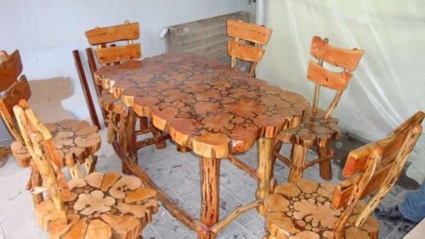 самодельный деревянный стол их ели