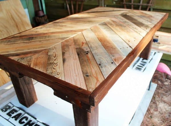 самодельный деревянный стол из МДФ