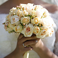 Букет невесты из роз персиковый
