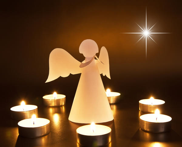 Фигурка рождественского ангела - одна из примет праздника