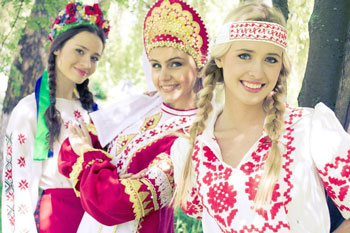 Девушки в славянских нарядах