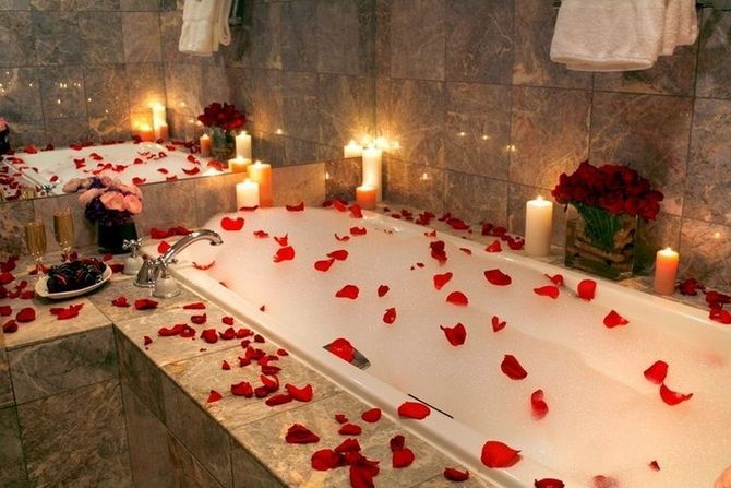 ванна в лепестках роз