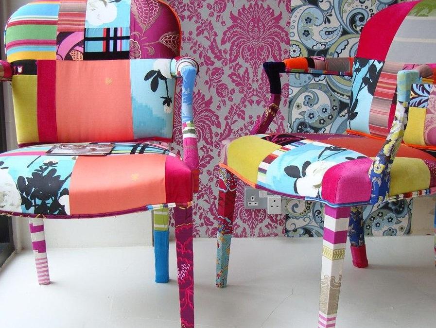 При декупаже мебели можно комбинировать ткань, используя разные цвета и тематики 