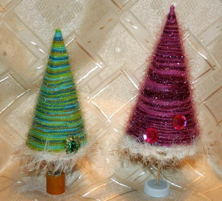 В качестве украшения для елки из пряжи можно использовать не только елочные шары, но и бантики, паетки, стразы или стеклярус