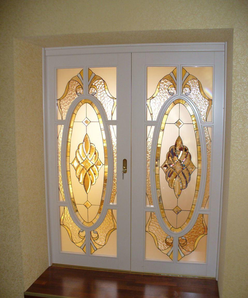 Креативные витражные двери прекрасно дополнят интерьер помещения, который оформлен в классическом стиле 