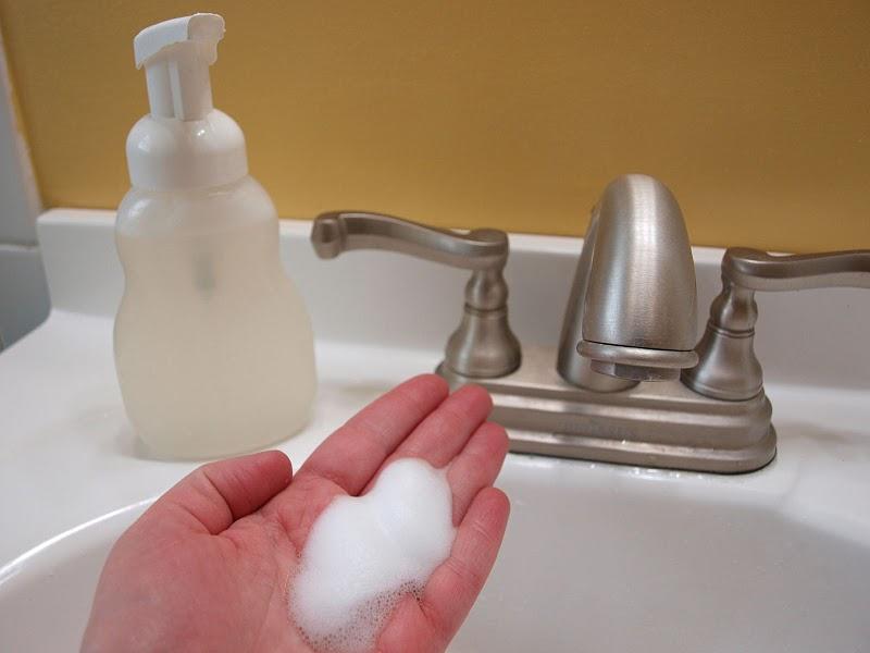Для того чтобы самостоятельно приготовить жидкое мыло, лучше всего использовать обмылки, которые похожи между собой запахом и цветом
