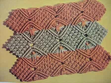 Узелковое плетение известно еще давно, со времен Руси. Сейчас этот способ плетения довольно популярен среди дизайнеров