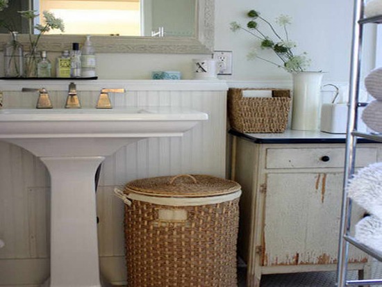Плетеные корзины в интерьере ванной комнаты