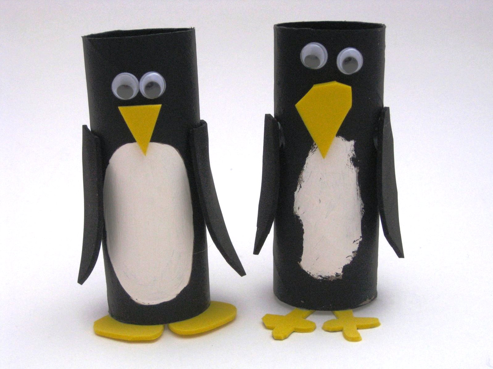 Чтобы получить пингвина, нужно раскрасить втулку в черно-белый цвет
