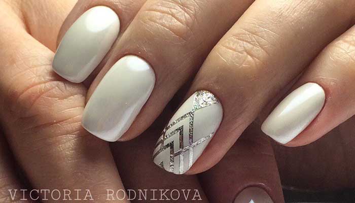 Белый дизайн ногтей с серебром (геометрия)