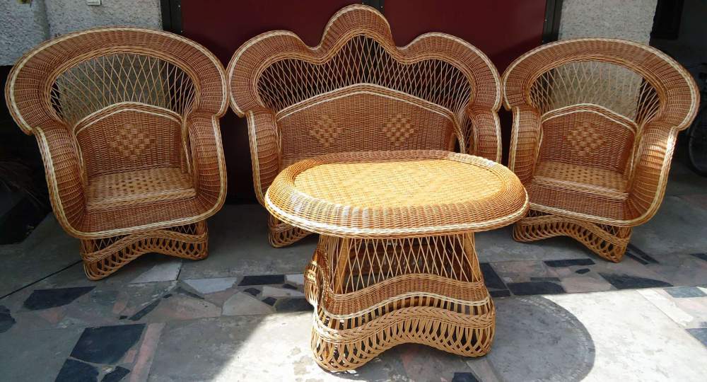 Кресла и столы из дерева