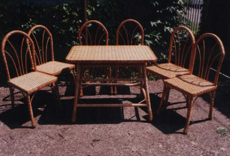 Стол и стулья из мебели