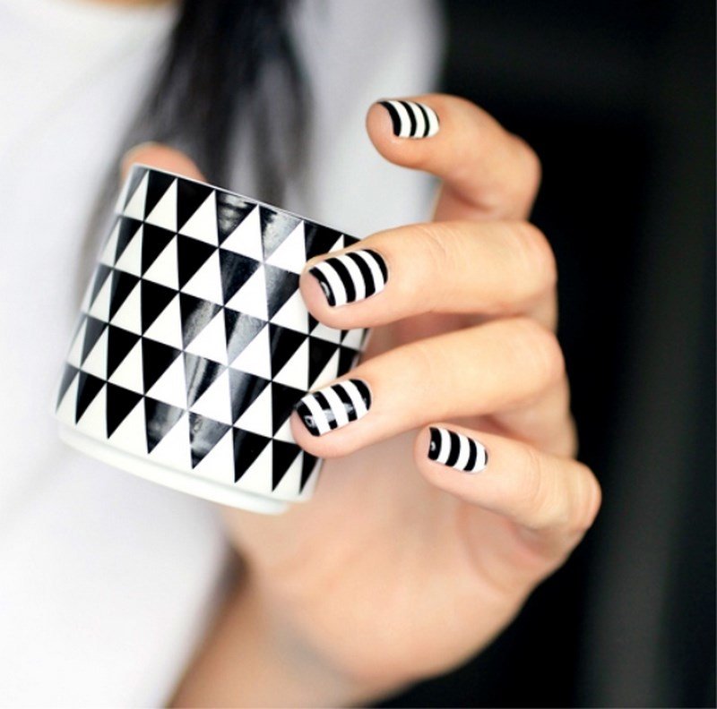 Дизайн ногтей в черно-белую полоску