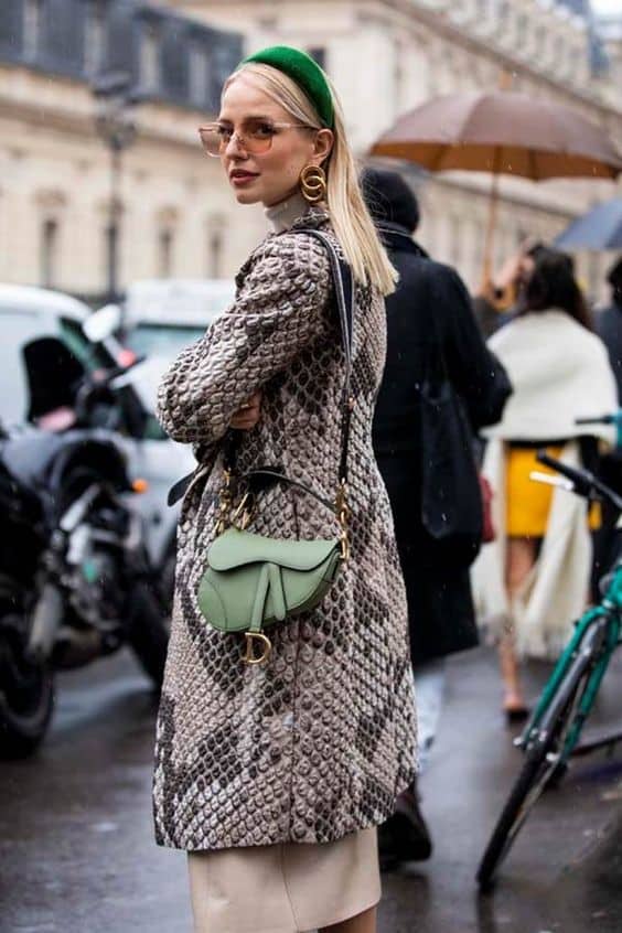 Девушка в стеганном пальто, маленькая сумочка и зеленый бархатный ободок
